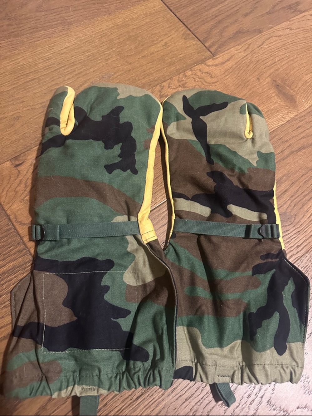 Camo Mittens - Picture 7 of 7